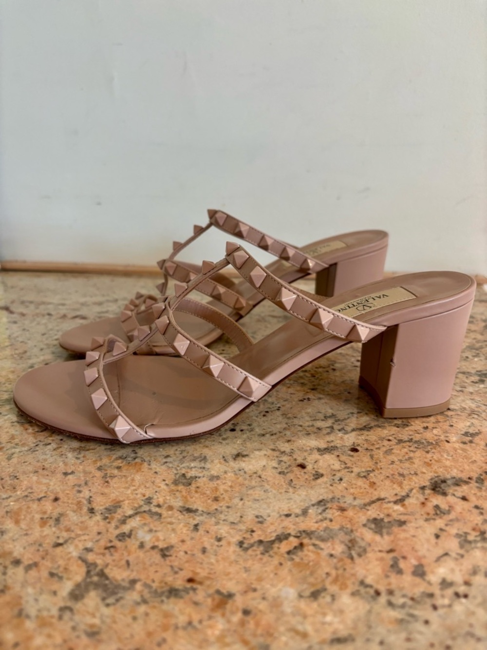 Valentino Garavani  Rockstud Nude Pink Leather Slide Sandals Size 39